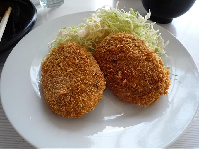 くじら肉が気軽に楽しめる川口「鯨食堂」のクジラメンチカツは大きいのが2つ