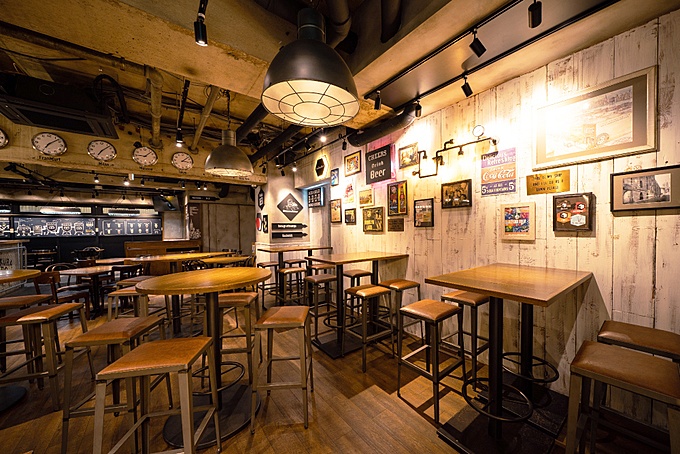 目黒駅西口から徒歩1分、クラフトビール酒場『トリクラヒーロー』の内観画像