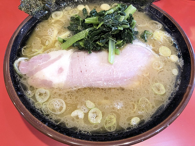 和田町の家系ラーメン店「どんとこい家」のスープとチャーシューも絶品