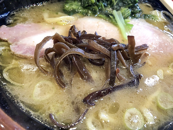 和田町の家系ラーメン店「どんとこい家」のラーメンにキクラゲをのせた