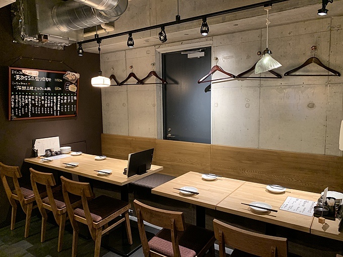 中目黒の天ぷら店、オリーブオイル天ぷらと和酒サカツヤの店舗内観