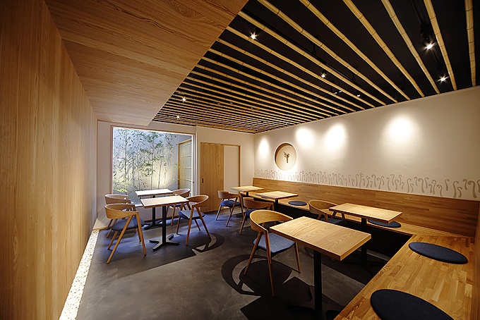 京都府・龍安寺のカフェ『SASAYASHOEN CAFE & ATELIER』の内観画像