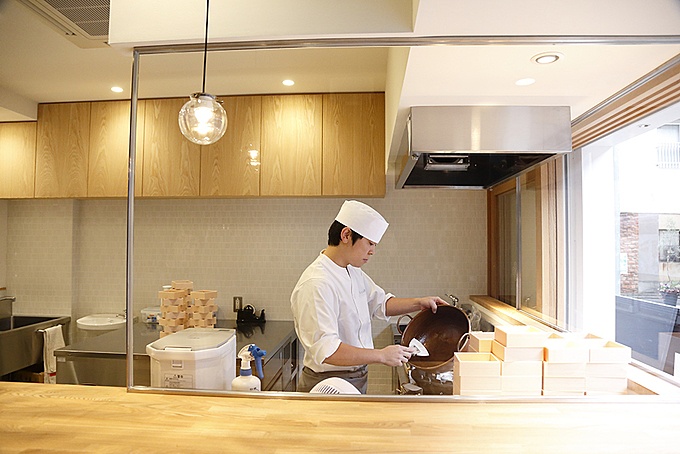 京都府・龍安寺のカフェ『SASAYASHOEN CAFE & ATELIER』の内観画像