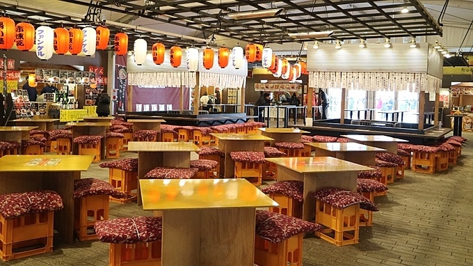 横浜赤レンガ倉庫で開催中の日本酒イベント「酒処 鍋小屋2020」の会場内写真
