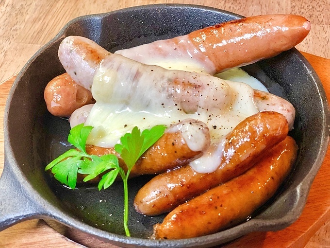 女子会におすすめな赤坂のチーズダイニング『CANARIA』の「ミックスソーセージ&ラクレットチーズセット」の画像