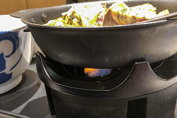 松屋のジョージア料理「シュクメルリ鍋」の固形燃料