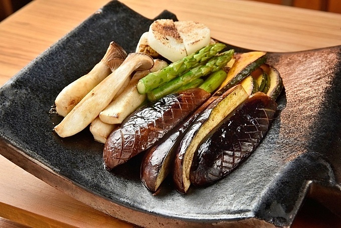 神田にある瓦そば専門店『瓦.Tokyo 神田 Y‐STYLE』の野菜の瓦焼きの画像
