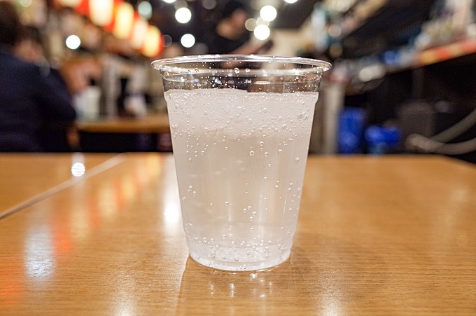 池袋西口「一軒め酒場」内の「ゼロ軒めロボ酒場」のロボレモンサワー