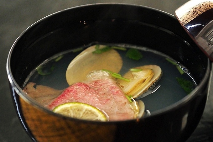 都心で人気位の焼かない焼肉店『29ON』の和業態『29ON 池袋店』の浅利と和牛の潮汁