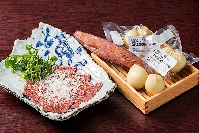 渋谷の肉割烹『もつ吉』の「A5ランクの和牛ローストビーフ×カチョカヴァッロ」画像