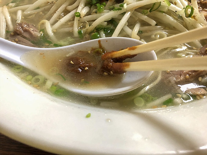 静岡のご当地ラーメン、溶き味噌ラーメンの元祖「一元本店」の味噌を溶かすところ
