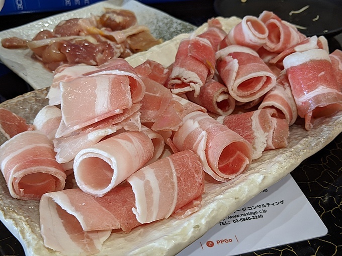 大久保駅の回転火鍋の店『辣幸子回転火鍋』の牛肉、豚肉、鶏肉