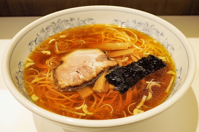 横浜関内のラーメン横丁『関内ラーメン横丁』内のラーメン店『唐桃軒』の「ラーメン」