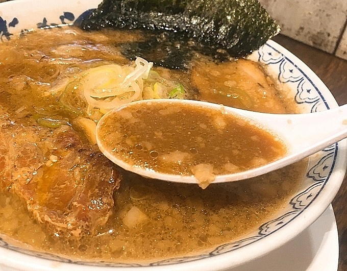 東京都豊島区池袋のラーメン店『ばんからラーメン』のばんからラーメンのスープ