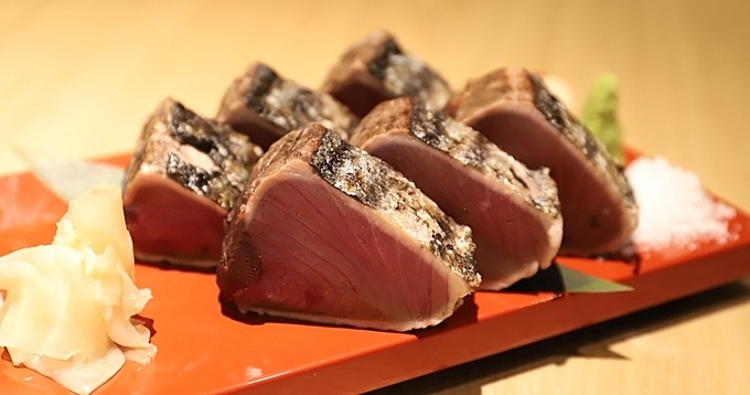 東京都渋谷区渋谷の藁焼きが名物の海鮮居酒屋『煌煌庵』の「鰹の藁焼き」