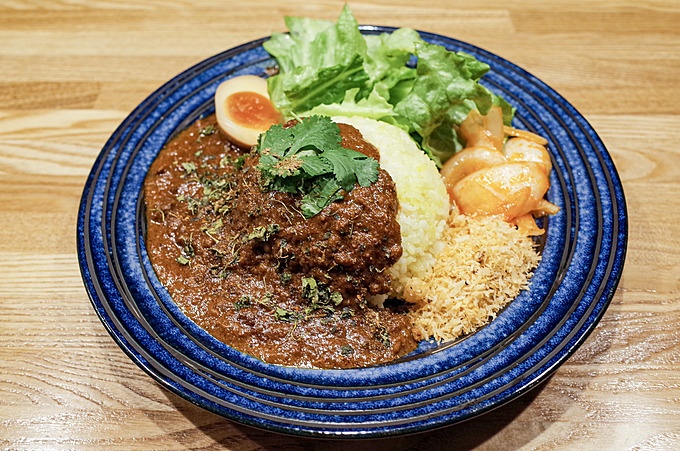 三軒茶屋の間借りカレー『マキオカリー』の「カリガリ超スパイスマキオカリーDX」