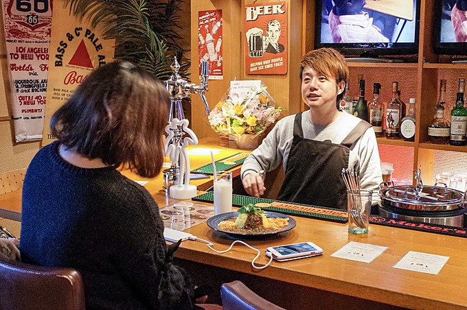 三軒茶屋の間借りカレー「マキオカリー」のオーナーで、かもめんたる槙尾ユウスケ