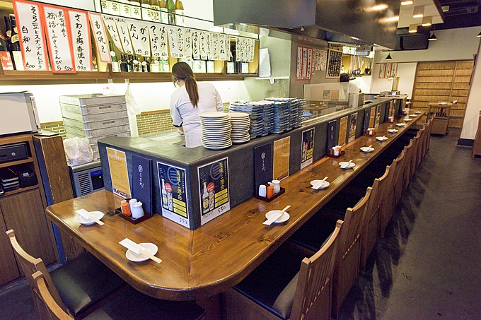 居酒屋『三六 麻布十番店』のカウンター席