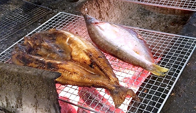『ひもの屋』の炭火は備長炭にこだわっています。