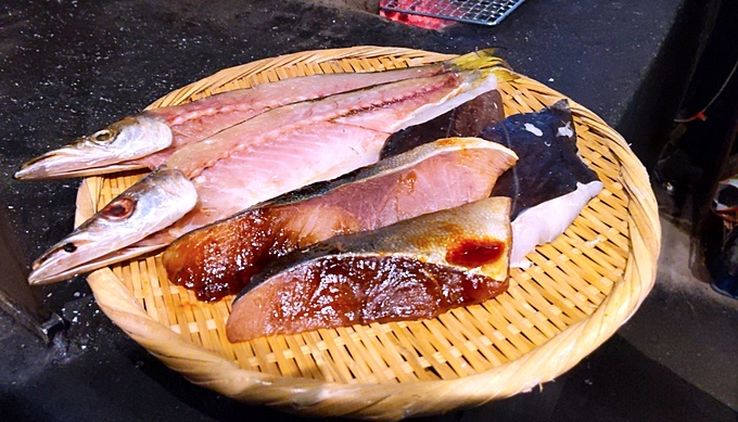 お店限定メニューは、ザル盛りでお客様にプレゼンテーションします。