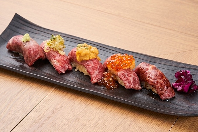 東京都千代田区麹町の肉割烹『ブレインストーミング』の「和牛の炙り握り寿司」