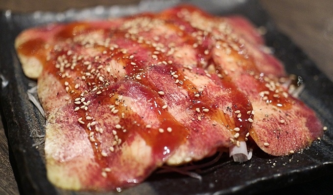 東京都北区十条の馬肉専門の居酒屋『馬ござる』の馬の生タン