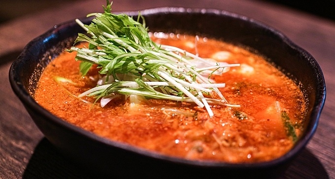 東京都北区十条の馬肉専門の居酒屋『馬ござる』の馬筋の少し辛いスープ
