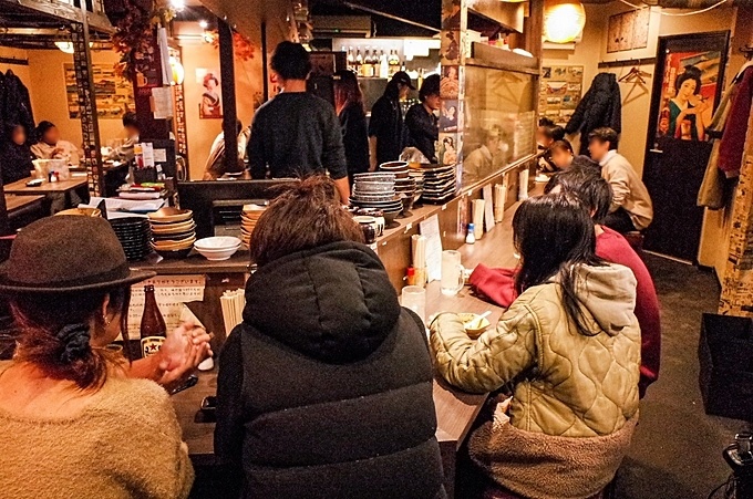 東京都北区十条の馬肉専門の居酒屋『馬ござる』の店内