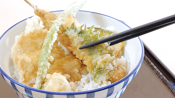 『天丼・天ぷら本舗 さん天』の期間限定商品「鶏づくし天丼」