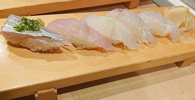 西荻窪の居酒屋『居酒屋まるひで』の寿司