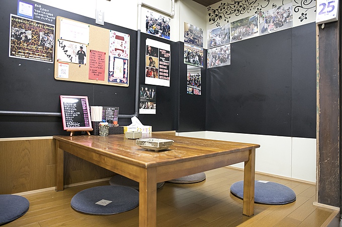 萩之茶屋の大衆居酒屋『あーる&あーる』のテーブル席