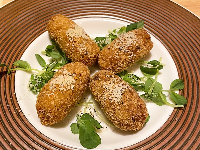 『鴨一ワイン酒場SUN』鴨の肉味噌とチーズのライスコロッケ