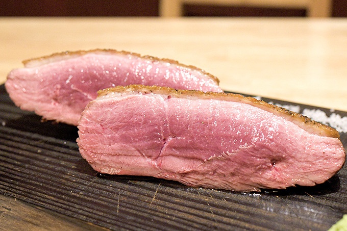 『鴨一ワイン酒場SUN』鴨ロースの炭火焼き