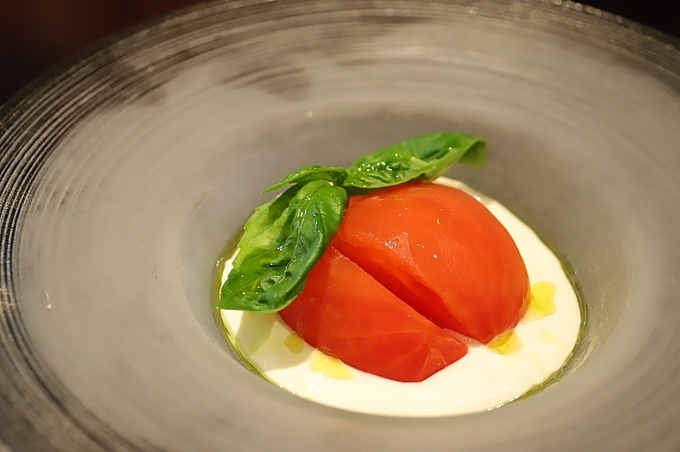 北参道にあるイタリアンレストラン『Osteria gravino』のカプレーゼ