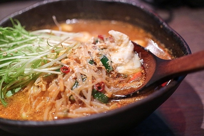 東京都北区十条の馬肉専門の居酒屋『馬ござる』の「馬筋の少し辛いスープ」