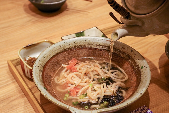 たらこパスタ専門店『東京たらこスパゲティ』の看板メニュー「炙りたらこのお出汁スパゲティ(出汁スープ付)」の出汁