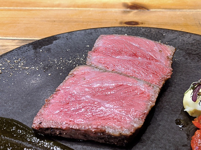 『炭火とワイン』「おおいた和牛 赤降りスペシャル オレイン55%」のお肉