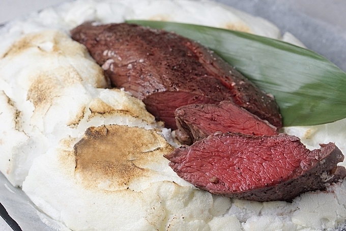 銀座にある会員制焼肉店『29ON』のA4黒毛和牛の塩釜焼き