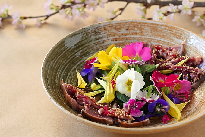 池袋、29ON池袋店の桜肉と鰹の花畑