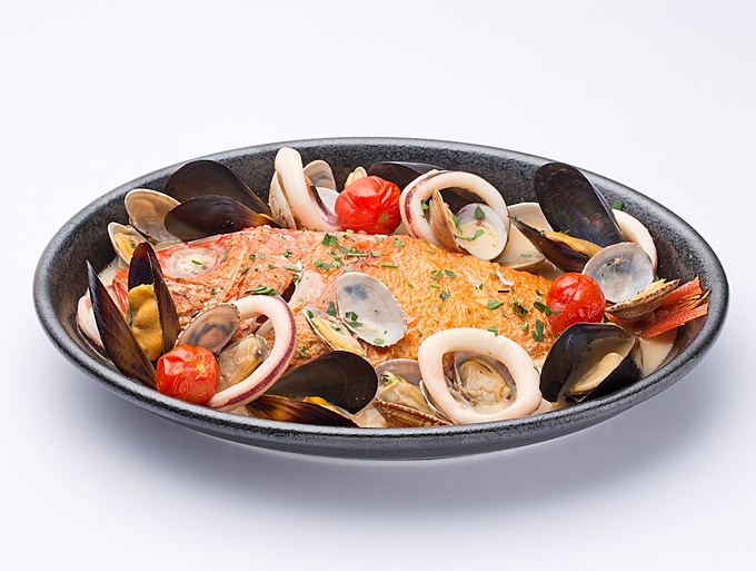 沼津駅の『PORTUS』の「魚介まるごとアクアパッツァ」