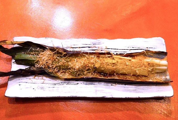 麻布十番『炉端焼きこのじ』のリーキ焦がし焼き