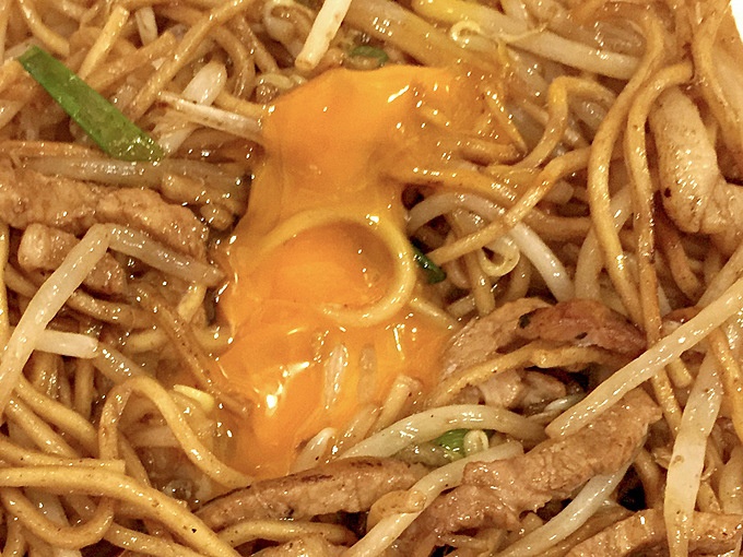 焼きそば専門店『あぺたいと』の「両面焼きそば」は生玉子がよくあう
