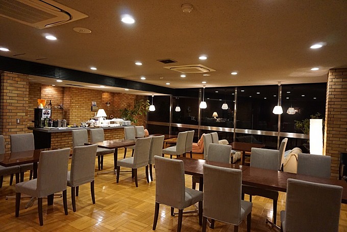 熱海の洋食店『みのる亭』の夜の店舗内観