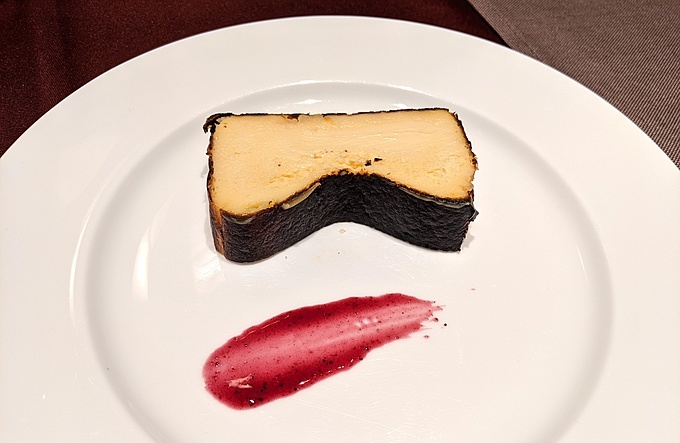 『ステーキハウス 听(ポンド) 銀座店』の特製デザート(クリームチーズケーキ)