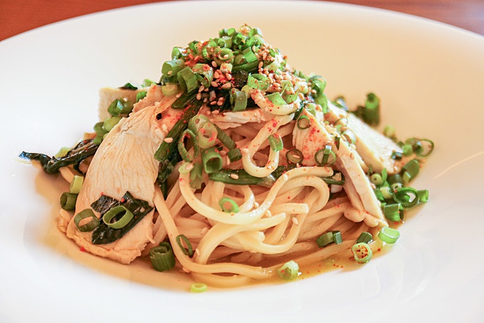 カフェラ・ボエムの低加水パスタフレスカの蒸し鶏と青ネギの和風ソースパスタ