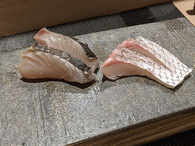 東京・神田『鮨と酒 魚伸』のお造り(鯛、鰆)