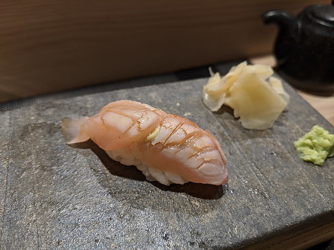 東京・神田『鮨と酒 魚伸』の熟成魚を使った鮨
