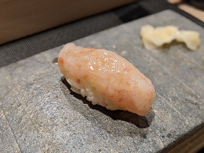 東京・神田『鮨と酒 魚伸』の熟成海老を使った鮨