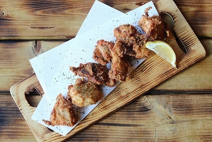 東京都八王子にある、居酒屋利用ができる沖縄そば専門店『沖縄料理と創作料理の店 沖縄そば専門店和』の「自家製の若鳥のからあげ」