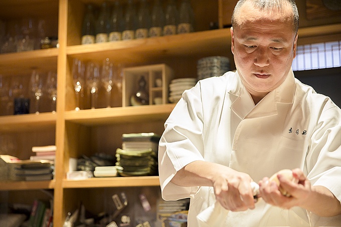 激戦区 西麻布で江戸前の伝統を守り続ける 寿司勇 大将 島崎大輔さんの感性に響く道具 Favy ファビー
